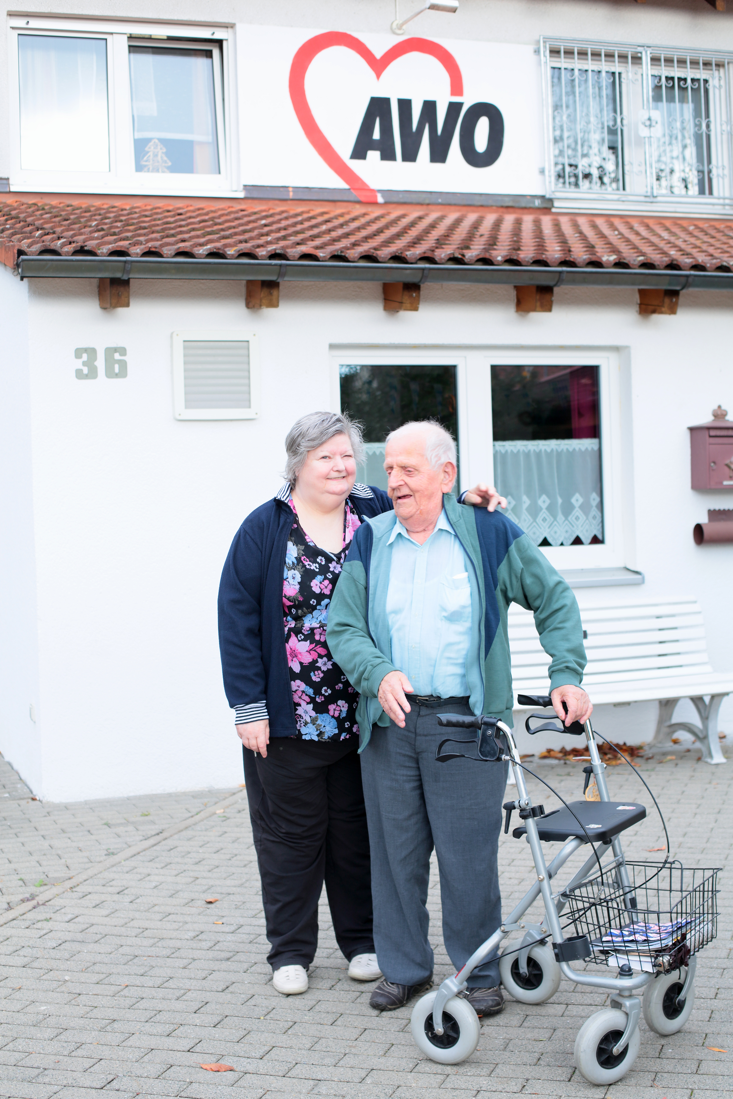 verliebte Senioren vor Einrichtung