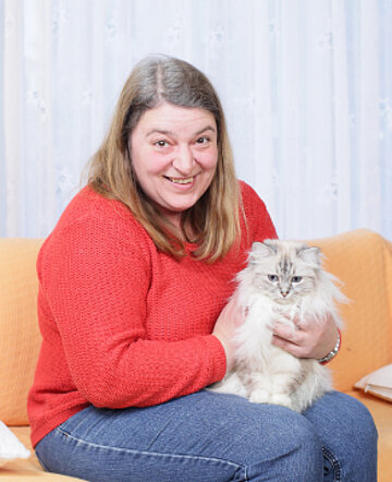 Frau mit Katze auf dem Schoß